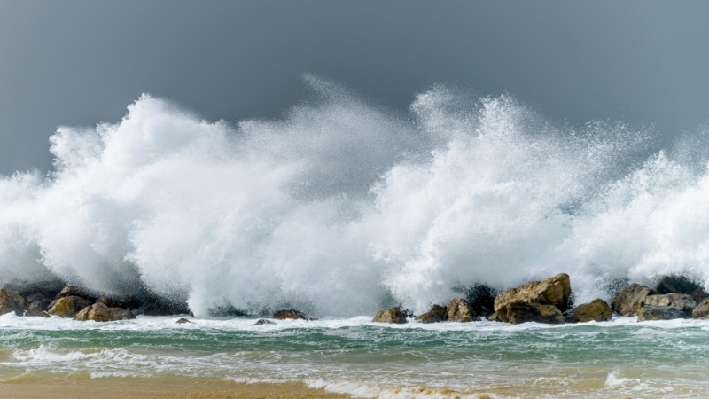 Gökçeada’nın güneydoğusunda yer alan Aydıncık Plajı, altın sarısı kumları ve