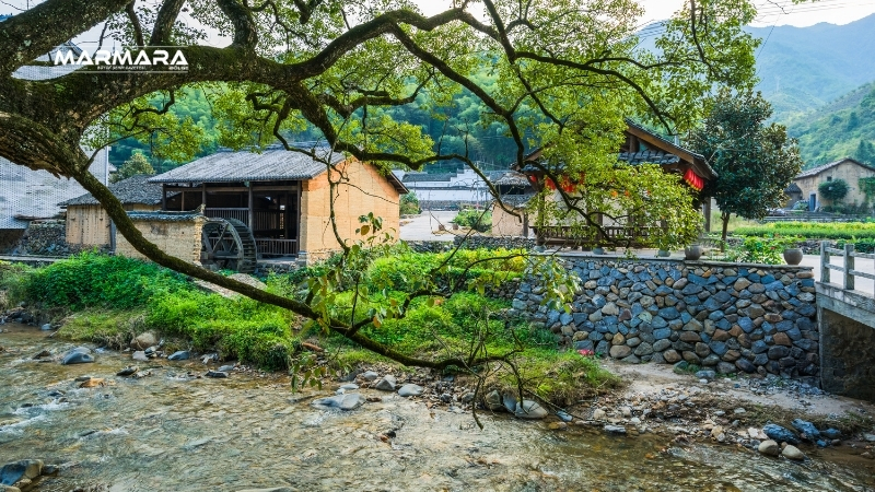 Kaz Dağları’nın eteklerinde yer alan Pınarbaşı, serin suları ve yemyeşil