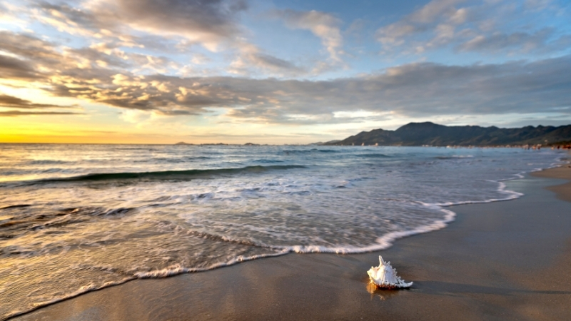 Sulubahçe Plajı, Bozcaada'nın gizli kalmış cennetlerinden biri.  Sadelik ve