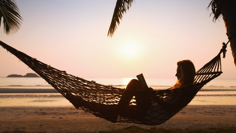 Altın sarısı kumsalı, berrak denizi ve huzurlu atmosferiyle Karadut Plajı,