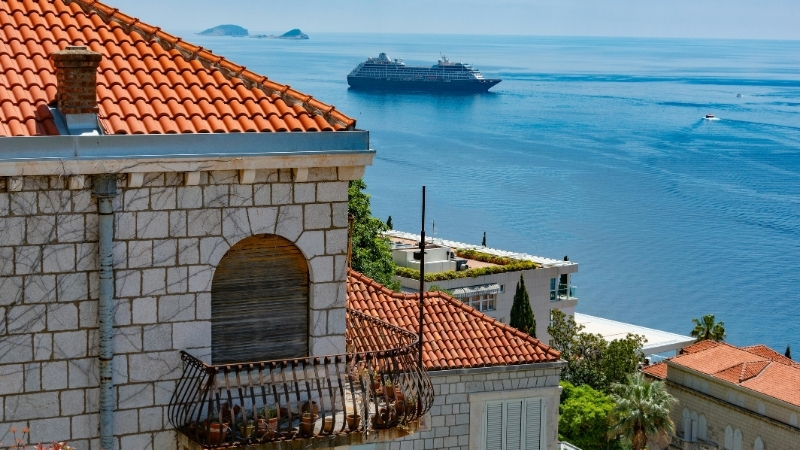 İzmir’e sadece 9 kilometre uzaklıktaki Özbek Köyü, tarihî mimarisi ve