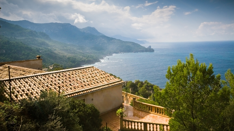 Marmara Denizi kıyısında tarihi zenginlikleri, taş sokakları ve zeytinlikleriyle büyüleyen