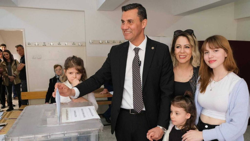 Manisa Büyükşehir Belediye Başkanı Ferdi Zeyrek, evindeki havuz makine dairesinde