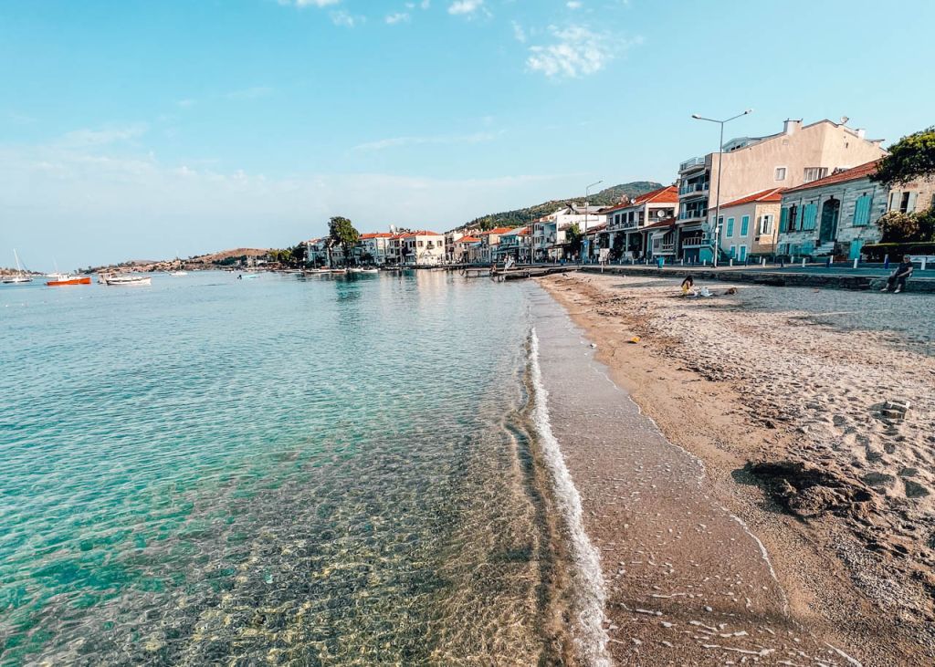 İzmir’in Foça ilçesine bağlı Kozbeyli Köyü, taş evleri ve tarih