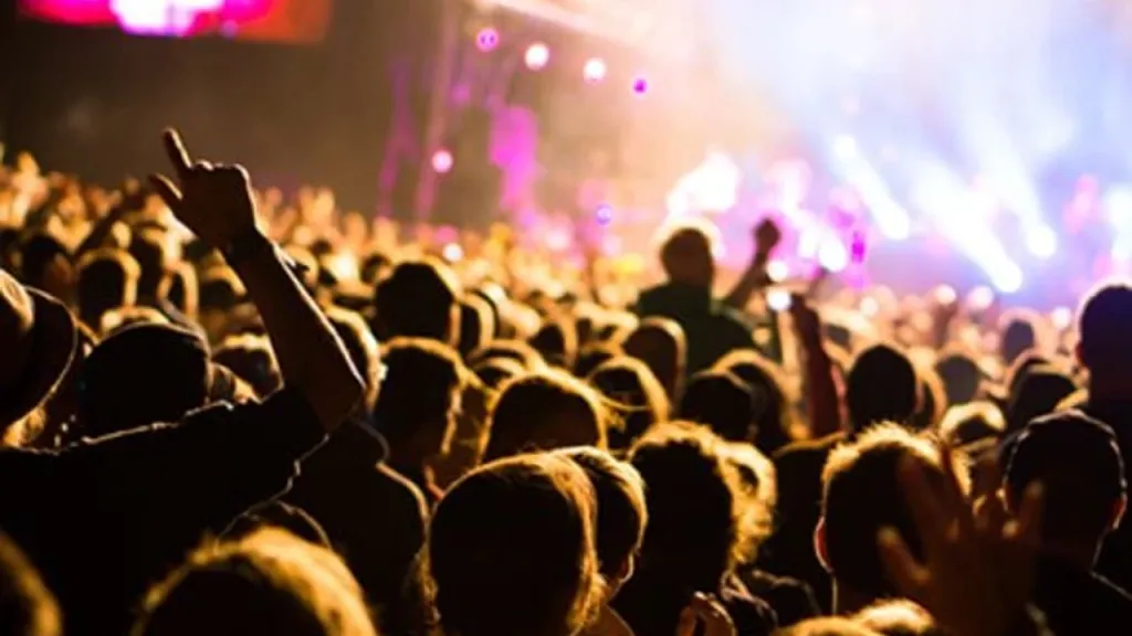 Burhaniye Belediyesi Kadınlar Korosu, nostalji dolu şarkılarla sahneye çıktı. Sanatseverlerin