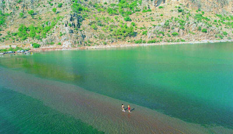 Hisarönü Körfezi’nin en büyüleyici köylerinden biri olan Orhaniye, doğayla iç