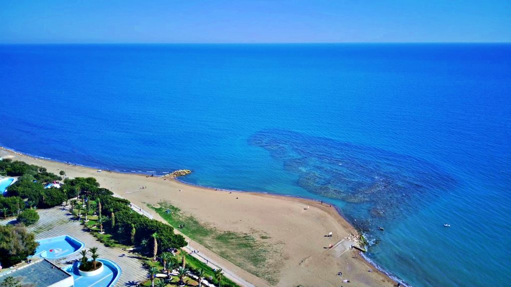 Mersin’in Mezitli ilçesinde yer alan Taşkıran Plajı, sakinliği ve doğal