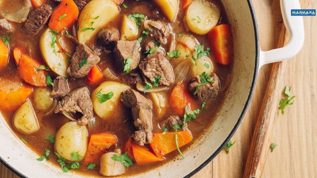 Kurban Etinden Yahni Nasıl Yapılır? Lezzet Sırları ve Püf Noktaları Phaselis Koyu 2025 06 02T182103.890 - Marmara Bölge Gazetesi