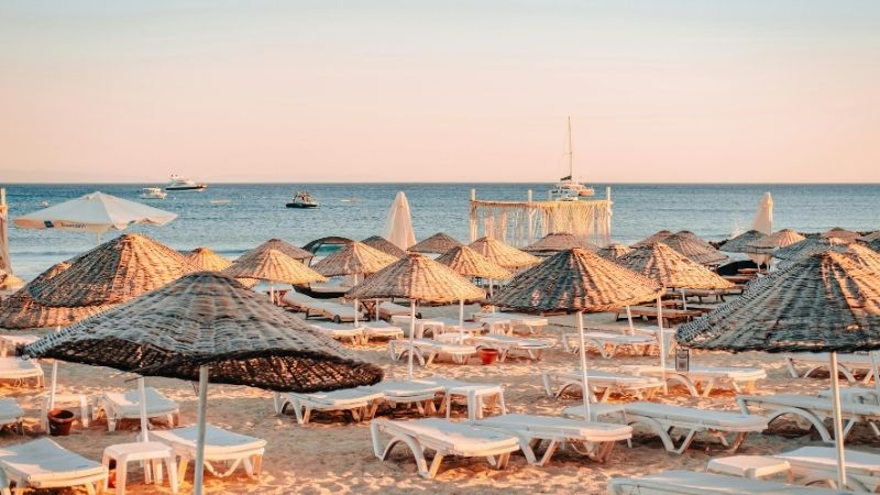 Balıkesir’in Edremit ilçesine bağlı Akçay Mahallesi’nde bulunan Pat Kamp Plajı,