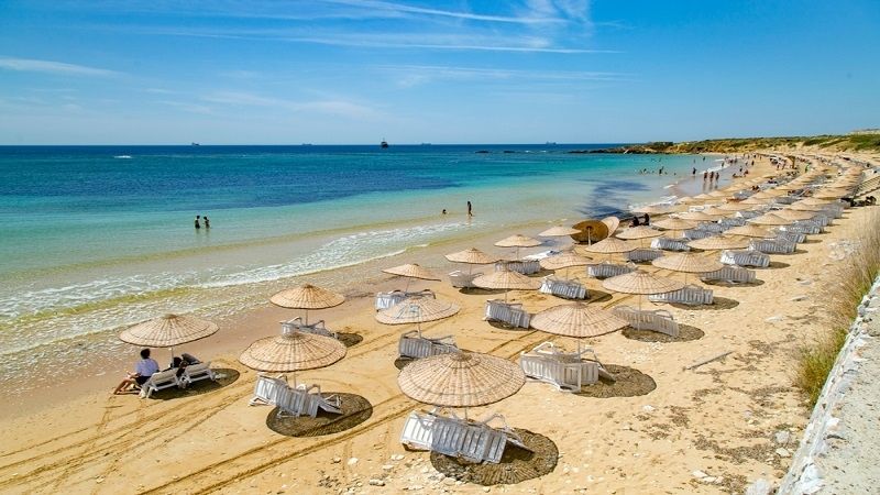 Bozcaada’nın serin sularında yüzmek, incecik kumların üzerinde güneşin tadını çıkarmak