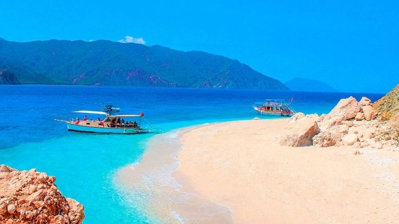 Antalya’nın Kumluca ilçesi açıklarında, adeta bir tabloyu andıran görüntüsüyle göz