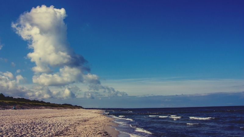 Balıkesir’in Burhaniye ilçesinde yer alan Molos Plajı, uzun kumsalı, berrak