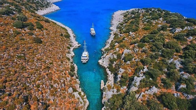 Antalya'nın Kaş ilçesi yakınlarındaki Yağlıca Koyu, masmavi denizi ve dokunulmamış