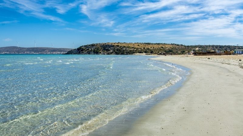 Çeşme merkeze sadece 10 kilometre uzaklıktaki Pırlanta Plajı, tertemiz kumsalı