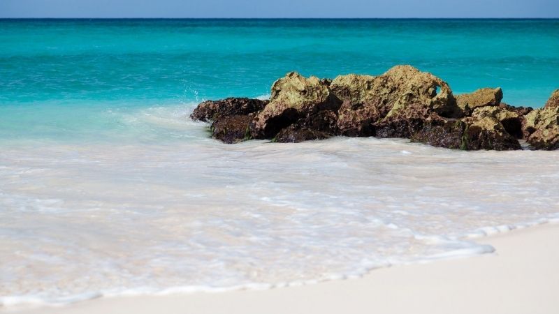 Edremit’e yalnızca 10 kilometre uzaklıktaki Sarıkız Halk Plajı, yazın bunaltıcı