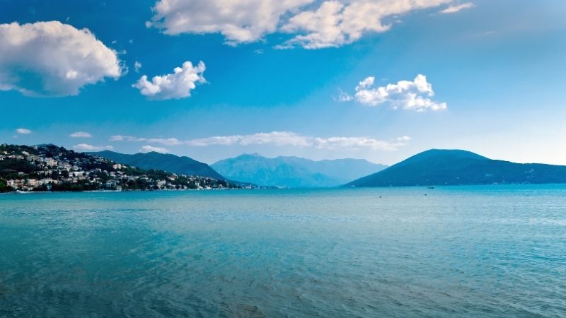 İzmir’in saklı güzelliklerinden biri olarak öne çıkan Urla’daki Altınköy Plajı,