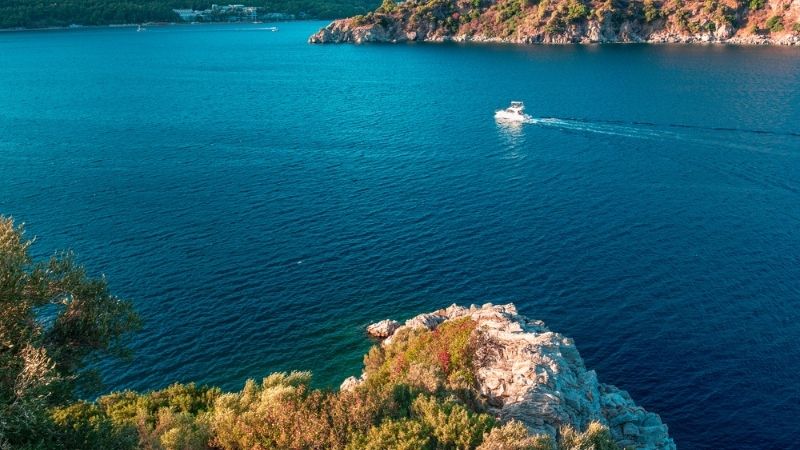 Marmaris’in doğasıyla büyüleyen beldelerinden biri olan Turunç, mavi bayraklı koyuyla