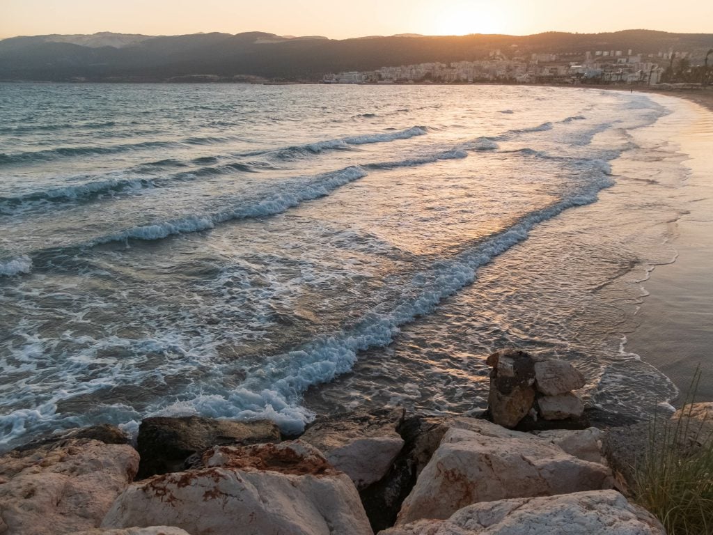 Kargıpınarı Plajı, Mersin'in Erdemli ilçesinde, sakin atmosferi ve berrak deniziyle