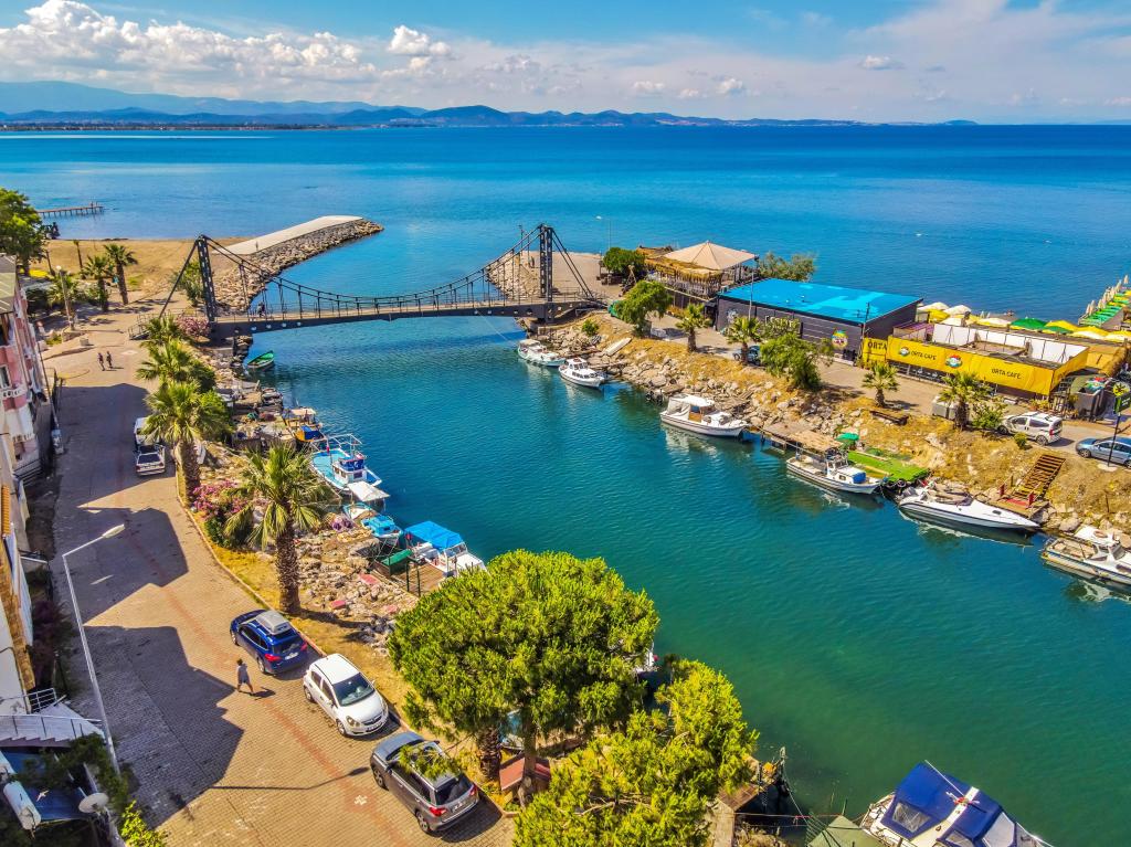 Ege’nin saklı cenneti Akçay, İzmir ve Muğla’nın kalabalığından uzak, doğayla