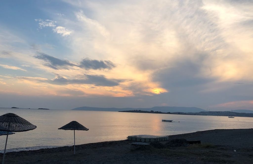 Gürültüsüz, Gösterişsiz Ama Göz Alıcı: Doğanın Kucağında Gerçek Bir Yaz Molası akarca plaji seferihisar 4947423177 - Marmara Bölge Gazetesi