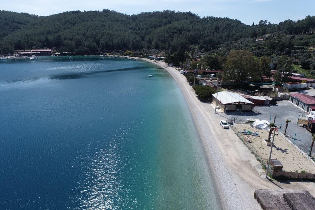 Muğla’nın Gökova Körfezi’nde yer alan Akbük Koyu, doğa ile baş