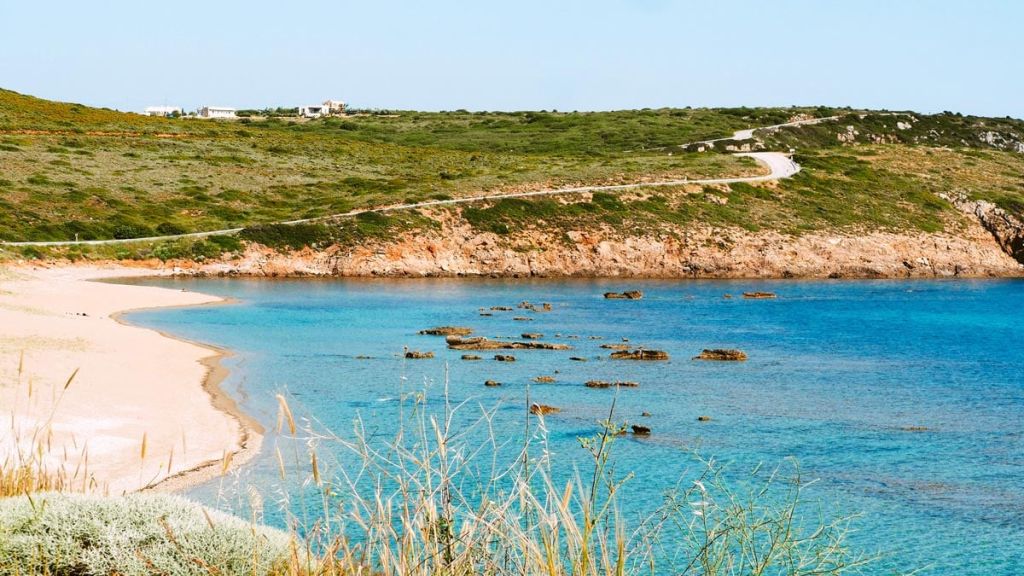 Bozcaada’nın kalabalıktan uzak, en dingin köşelerinden biri olan Poyraz Limanı,
