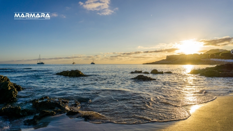 Ege’nin saklı cennetlerinden Ayıbalığı Koyu, berrak denizi ve sessiz doğasıyla