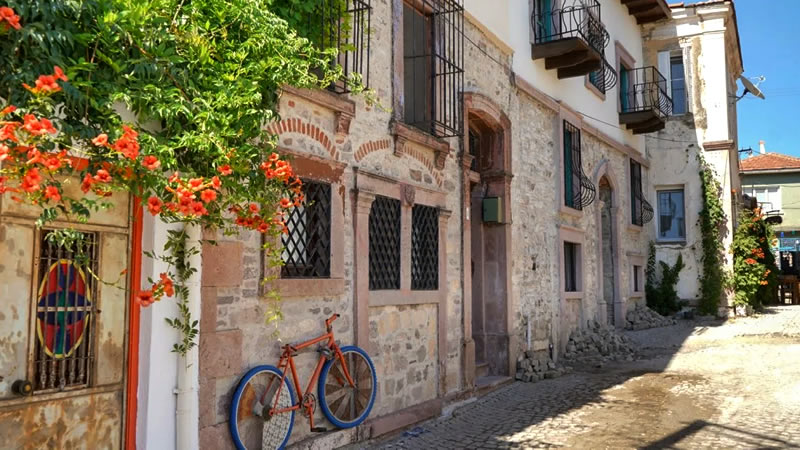 İspanya Sokaklarını Aratmayan Balıkesir'in En Güzel Köyü balikesir ayvalik kucukkoy 1 - Marmara Bölge Gazetesi