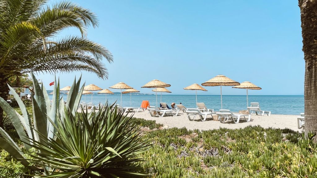 Balıkesir’in Gömeç ilçesine bağlı Karaağaç Mahallesi’nde yer alan sahil, kalabalıklardan