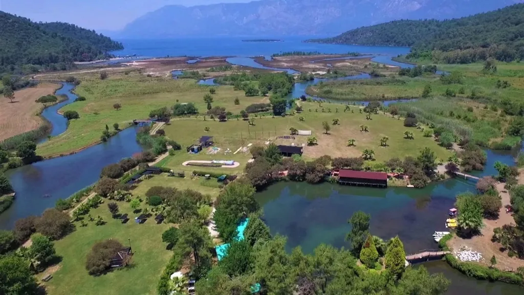 Muğla'nın Marmaris ilçesinde doğayla tarihin kucaklaştığı yerlerden biri olan Çamlı