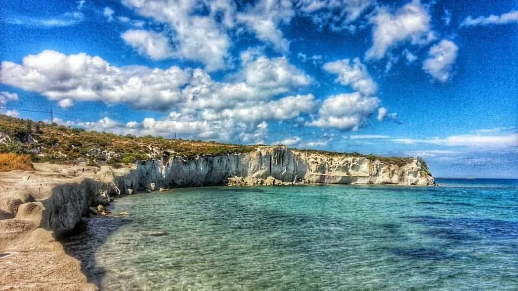 İzmir’in Karaburun ilçesine bağlı Küçükbahçe Köyü yakınlarında, Mordoğan sınırlarında yer