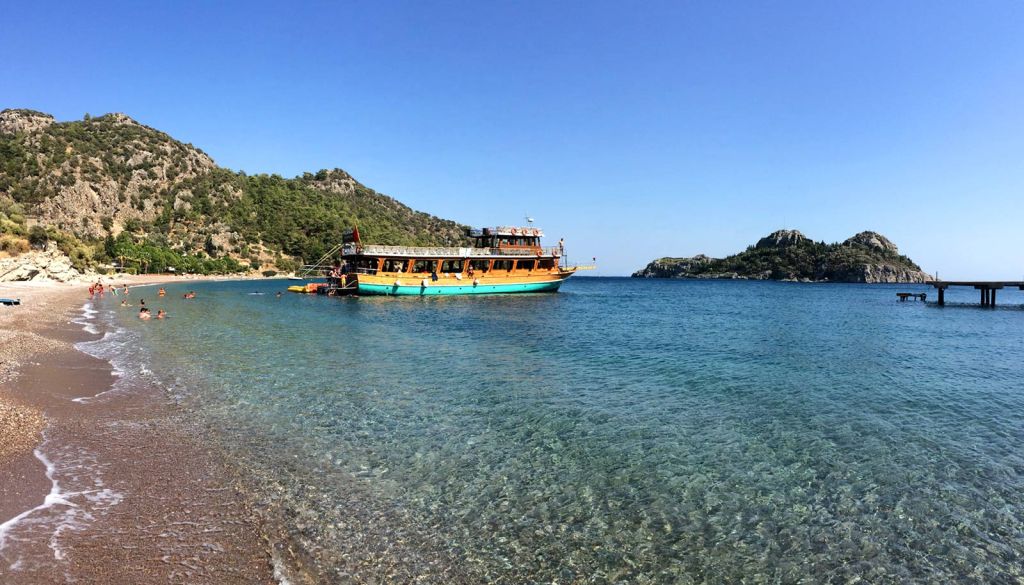 Muğla’nın gözbebeği Marmaris, sadece merkezdeki kalabalık plajlarıyla değil, aynı zamanda