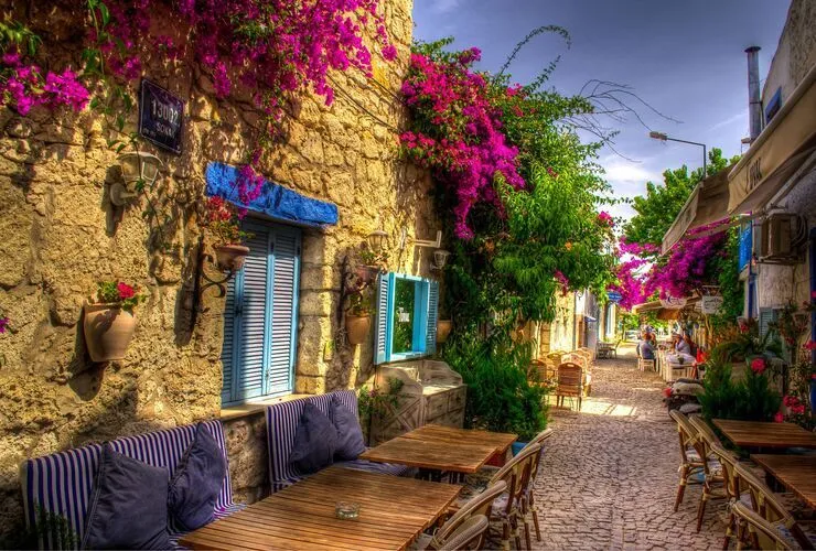 İzmir’in Foça ilçesindeki Kaleburnu Plajı, sakinliği, berrak denizi ve doğal