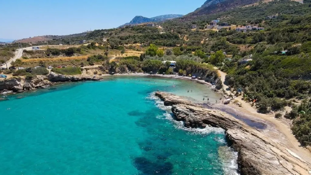 İzmir’in Karaburun ilçesinde yer alan Dolungaz Koyu, doğayla iç içe