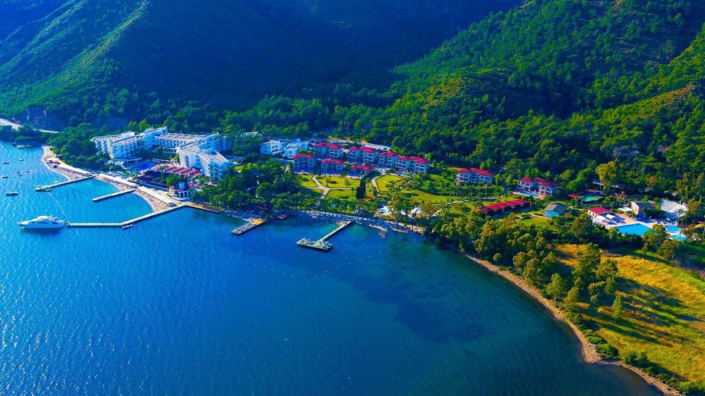 Muğla’nın Marmaris ilçesi, yalnızca deniziyle değil, doğayla bütünleşen saklı koylarıyla