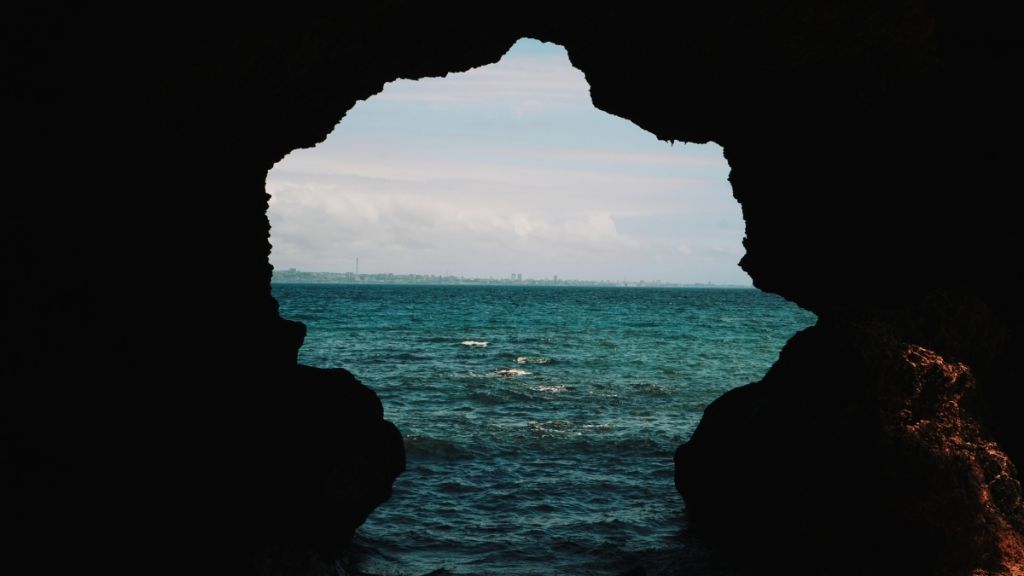 Mersin’in doğal güzellikleri arasında yer alan Mavi Çini Mağarası, turkuaz