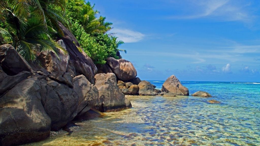 İzmir’in Selçuk ilçesinde yer alan Pamucak Sahili, masmavi denizi, kilometrelerce