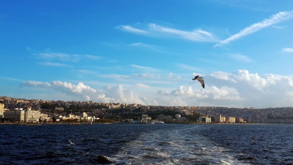 İzmir’in Seferihisar ilçesinde yer alan Ömür Beldesi Halk Plajı, sakin