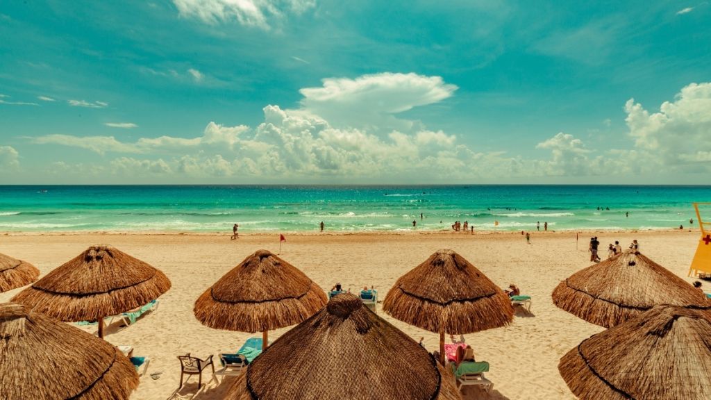 Tertemiz denizi, altın sarısı kumsalı ve huzur dolu atmosferiyle Altınoluk