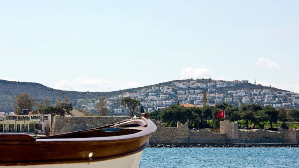 İzmir’in kuzey kıyısında yer alan ve adeta tarihle denizin iç