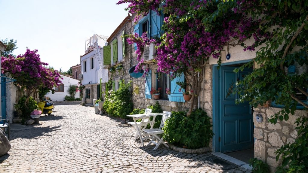 İzmir’in Urla ilçesine bağlı Bademler Koyu, kalabalıktan uzak, huzur dolu