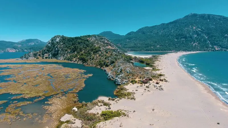 Muğla’nın Ortaca ilçesine bağlı Dalyan beldesinde yer alan İztuzu Plajı,