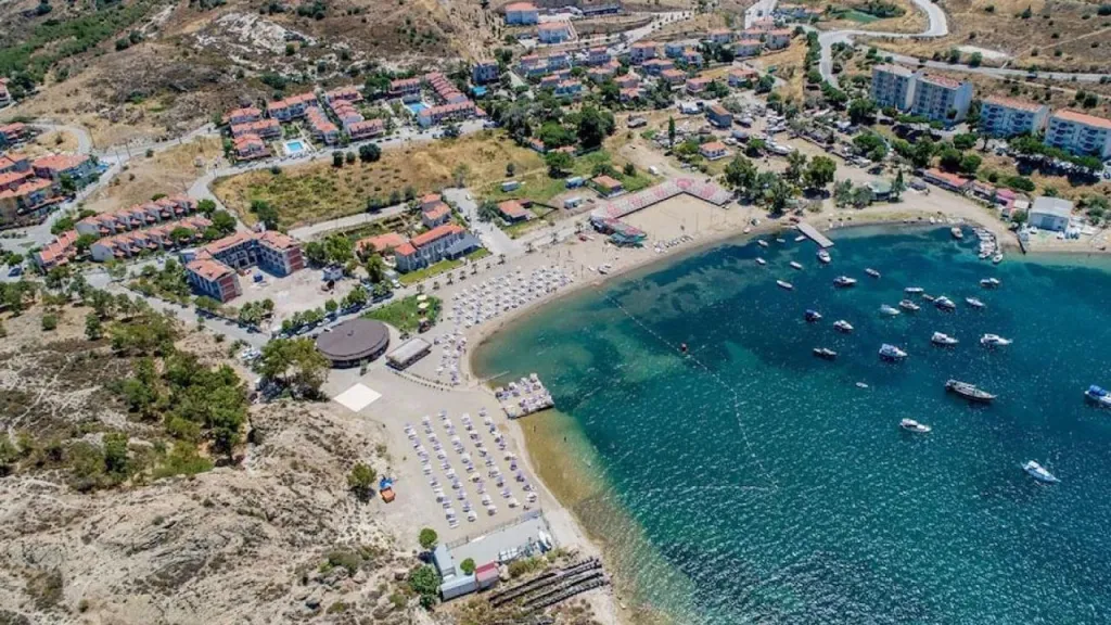 Berrak Deniz, Sakin Atmosfer ve Doğal Güzellik: İngiliz Turisteler Bile Burayı Tercih Ediyor kaleburnu 1 - Marmara Bölge Gazetesi