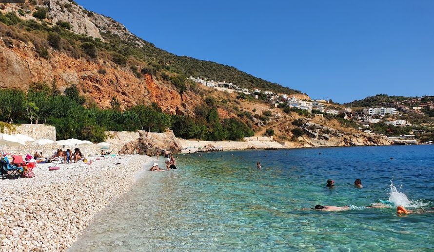 Turkuaz Sular, Çakıl Taşları ve Huzur: Akdeniz’deki Bu Plaj Yazın Gözdesi Olmaya Aday! kalkan halk plaji 4251671510 - Marmara Bölge Gazetesi