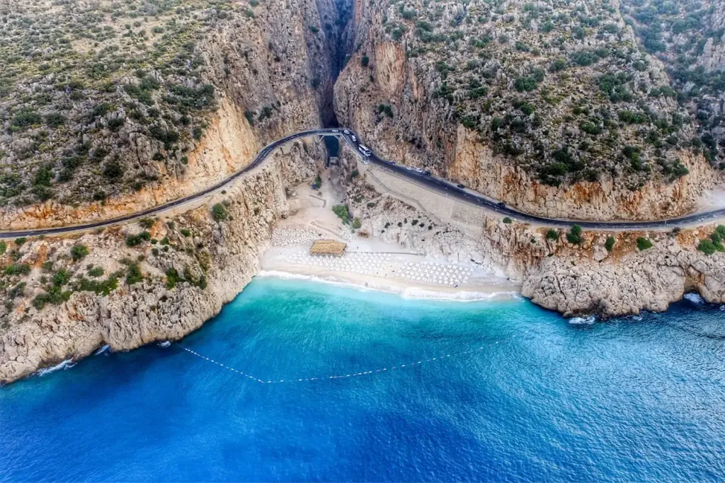 Türkiye’nin ve dünyanın en etkileyici plajlarından biri olarak gösterilen Kaputaş