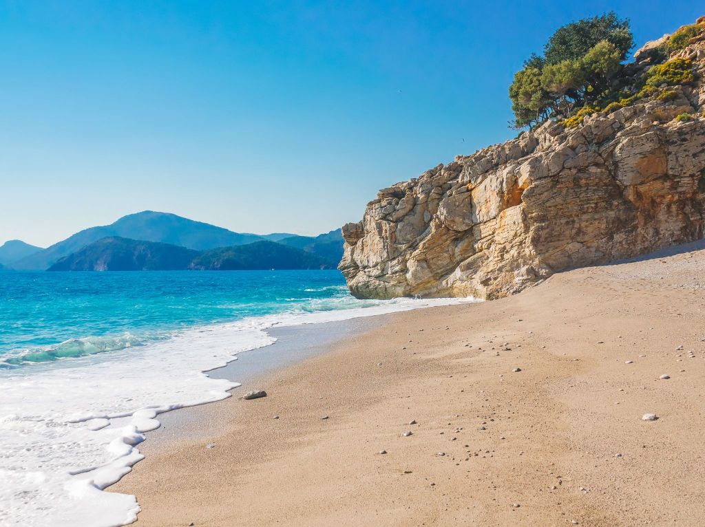 Muğla’nın Fethiye ilçesine bağlı Ölüdeniz beldesi, her yıl binlerce turisti