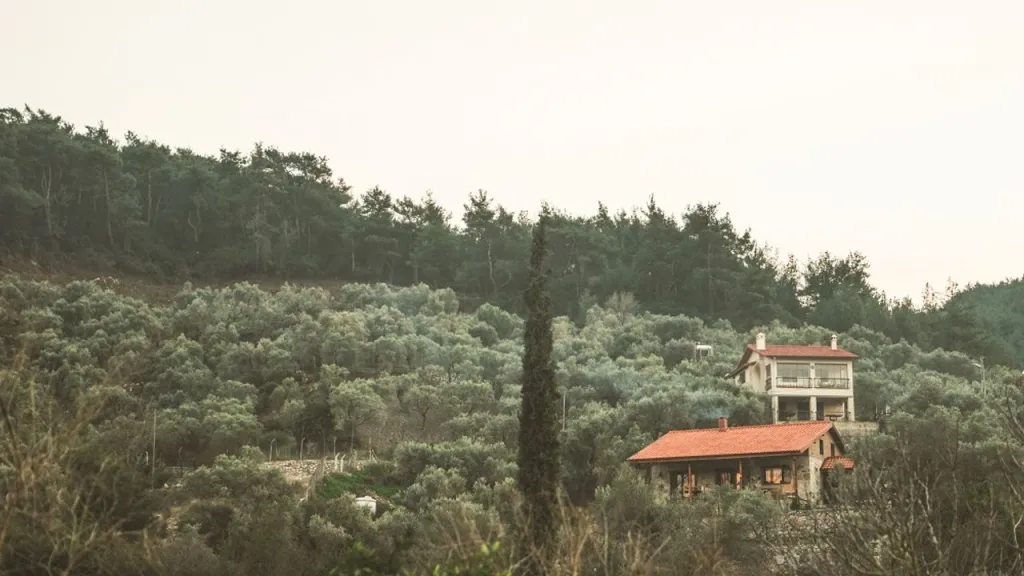 İzmir’e yalnızca 1,5 saat uzaklıkta yer alan Kirazlı Köyü, doğanın