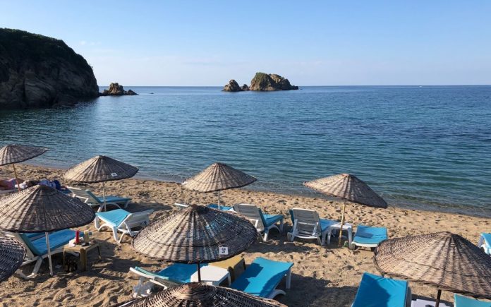 Balıkesir'de Yazlık Kalabalıklara Alternatif Arayanlara Ballıpınar Plajı Harika Rota manastir beach scaled 1 - Marmara Bölge Gazetesi