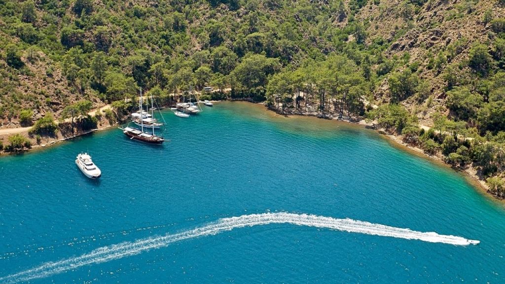 Muğla’nın Fethiye ilçesine bağlı Göcek Mahallesi, doğa harikası koylarıyla her