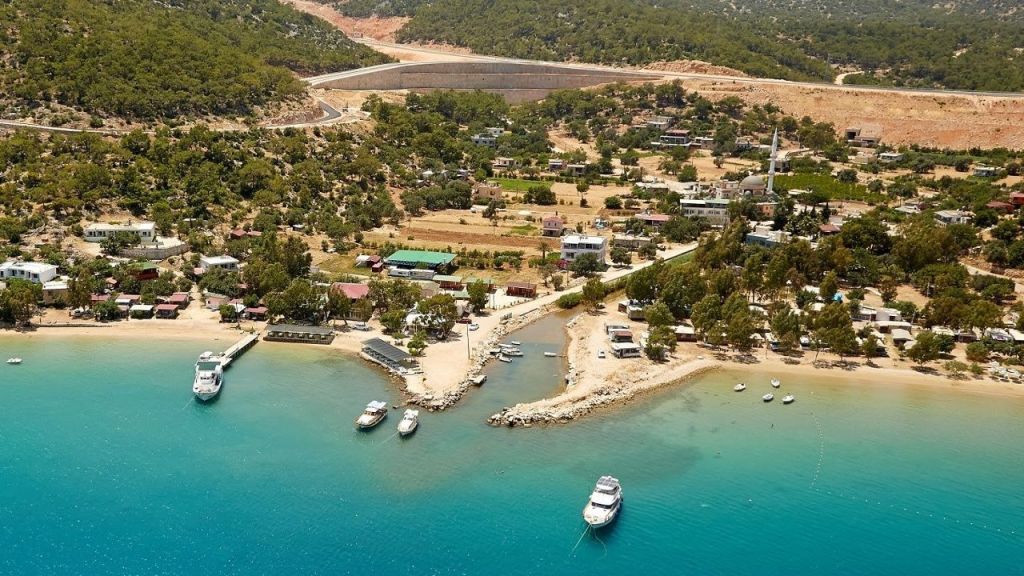 Şehirden Kaçmak İsteyenlerin Yeni Gözdesi: Sessizliğiyle Büyüleyen Bu Koyda Zaman Duruyor maxresdefault 34 - Marmara Bölge Gazetesi
